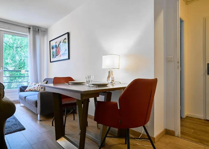 Centre - Superb Bright Parking *