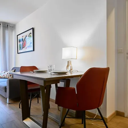 Centre - Superb Bright Parking *