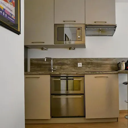 Apartment Centre - Superb Bright Parking