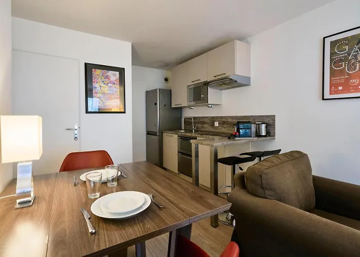 Centre - Superb Bright Parking *